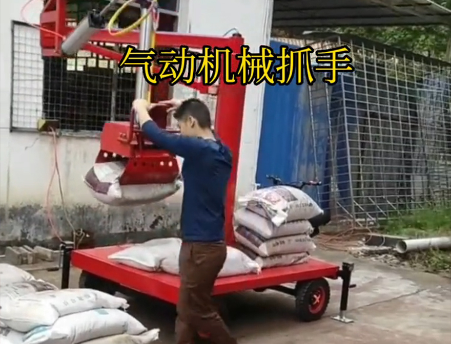 霍林郭勒市机械抓手悬臂吊机械臂机械抓手水泥机械抓手那里有青储搬运机水泥机械抓手多少钱